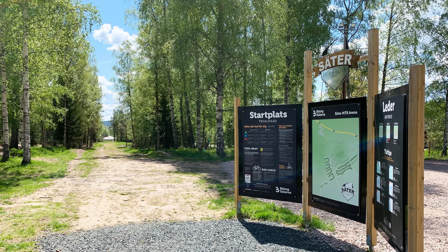 En skylt visar startplats och leder för Säters MTB-Arena.